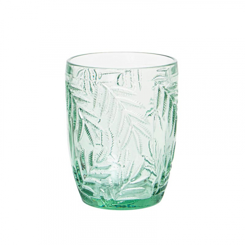un vaso en cristal color verde con talla de hojas