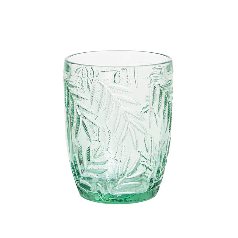 un vaso en cristal color verde con talla de hojas