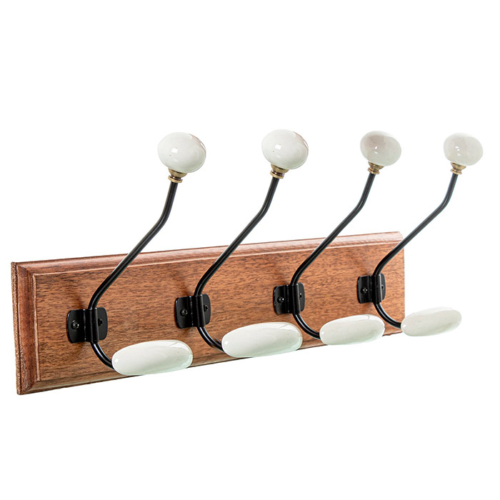 Un perchero de pared en madera con 4 ganchos dobles y pomos en cerámica blanca.